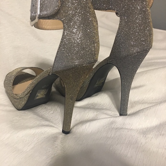 Heart in D Heel Shoes - Picture 5 of 8